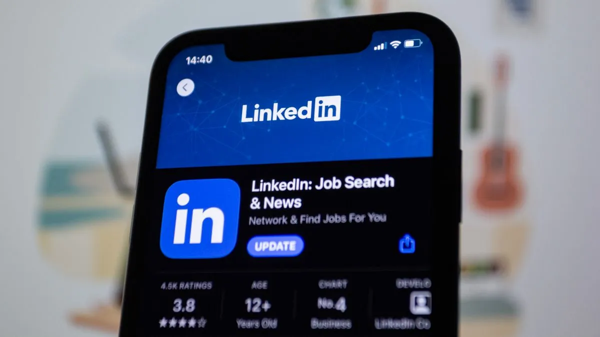 Rajkumar et al. (2022, Science): 20M LinkedIn users, 600K job changes, moderately weak ties were the most valuable.