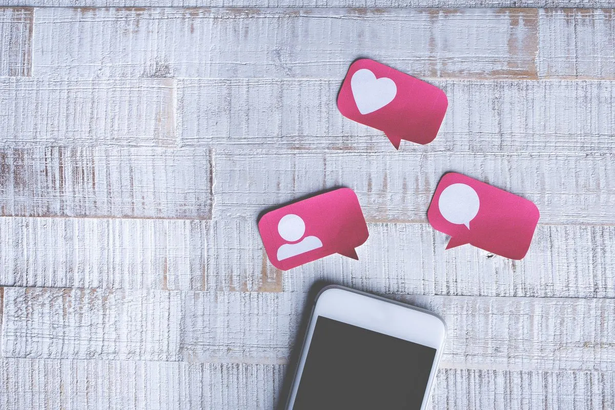 What is an AI coach: a phone with chat message bubbles showing the conversation layer of AI coaching