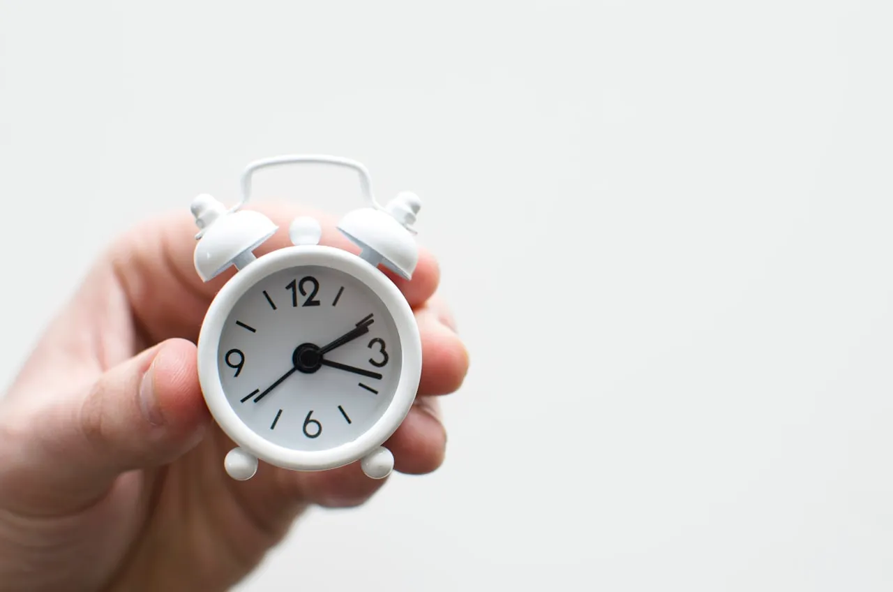 Reminders are a memory problem, not a discipline problem. Manual recall has roughly 30% reliability after 24 hours.