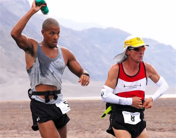 Goggins at the Badwater Ultramarathon, 2007: 135 miles through Death Valley in temperatures over 120°F. He finished. The protocol that started in a Steak 'n Shake bathroom ended here. (Photo: Public Domain, via Wikimedia Commons)