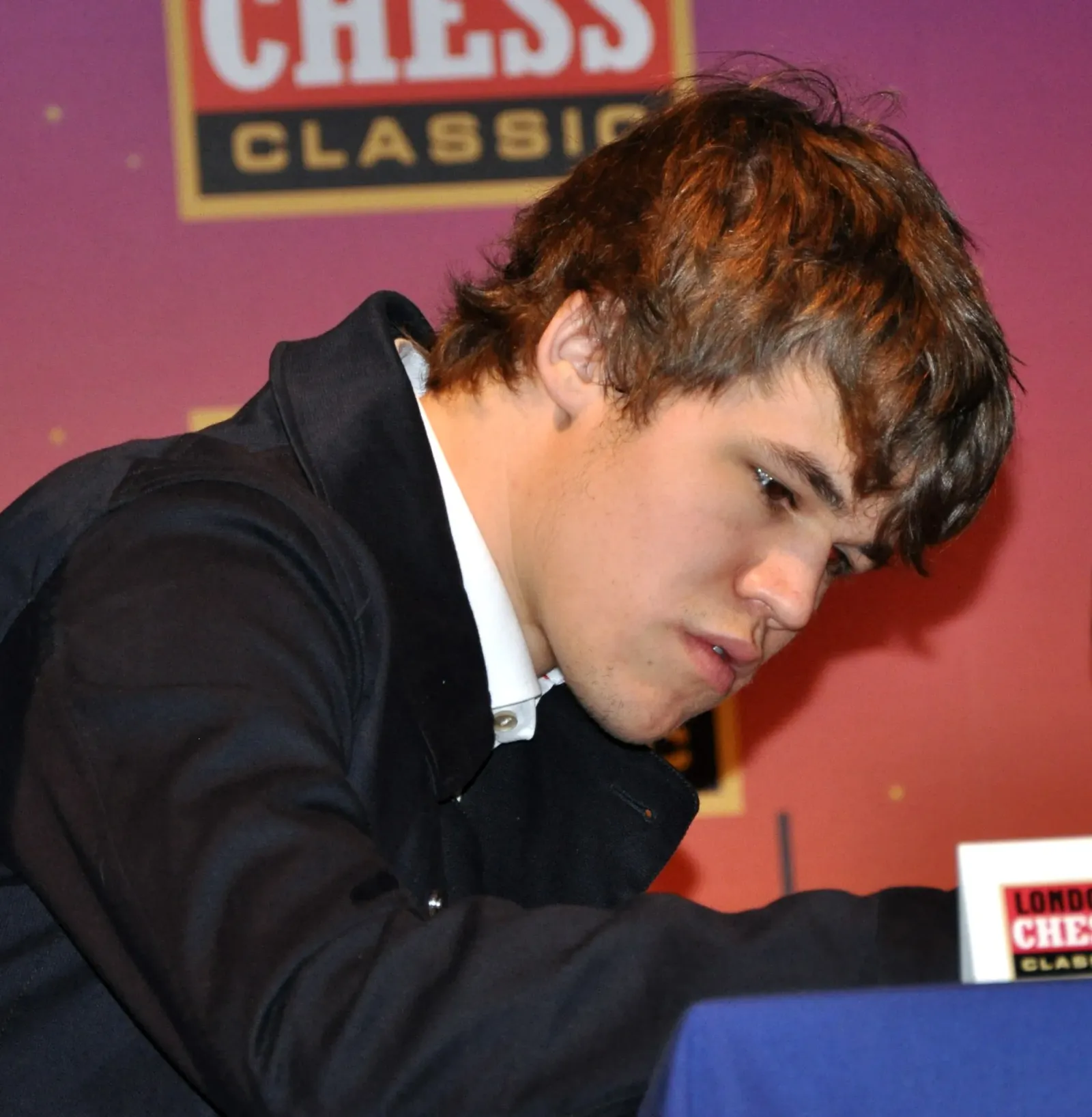Magnus Carlsen at the 2010 London Chess Classic. Every major competitive system in the world runs on a leaderboard, from chess ELO ratings to Strava segments to enterprise sales boards. The reason is the same every time: a shared scoreboard converts an internal "I should" into an external "I'm behind," and external motivation is, for most people, dramatically easier to act on. (Photo: Stefan64, CC-BY-SA 3.0, via Wikimedia Commons)