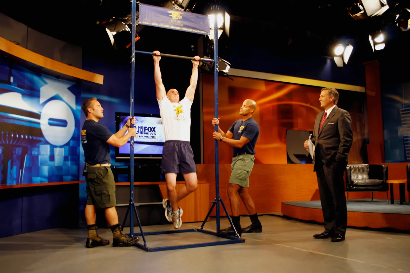 Goggins (right) as Special Warfare Operator 1st Class, coaching a prospective Navy candidate through pull-ups. The transformation from night-shift exterminator to SEAL trainer took less than a decade. (Photo: US Navy, Public Domain)