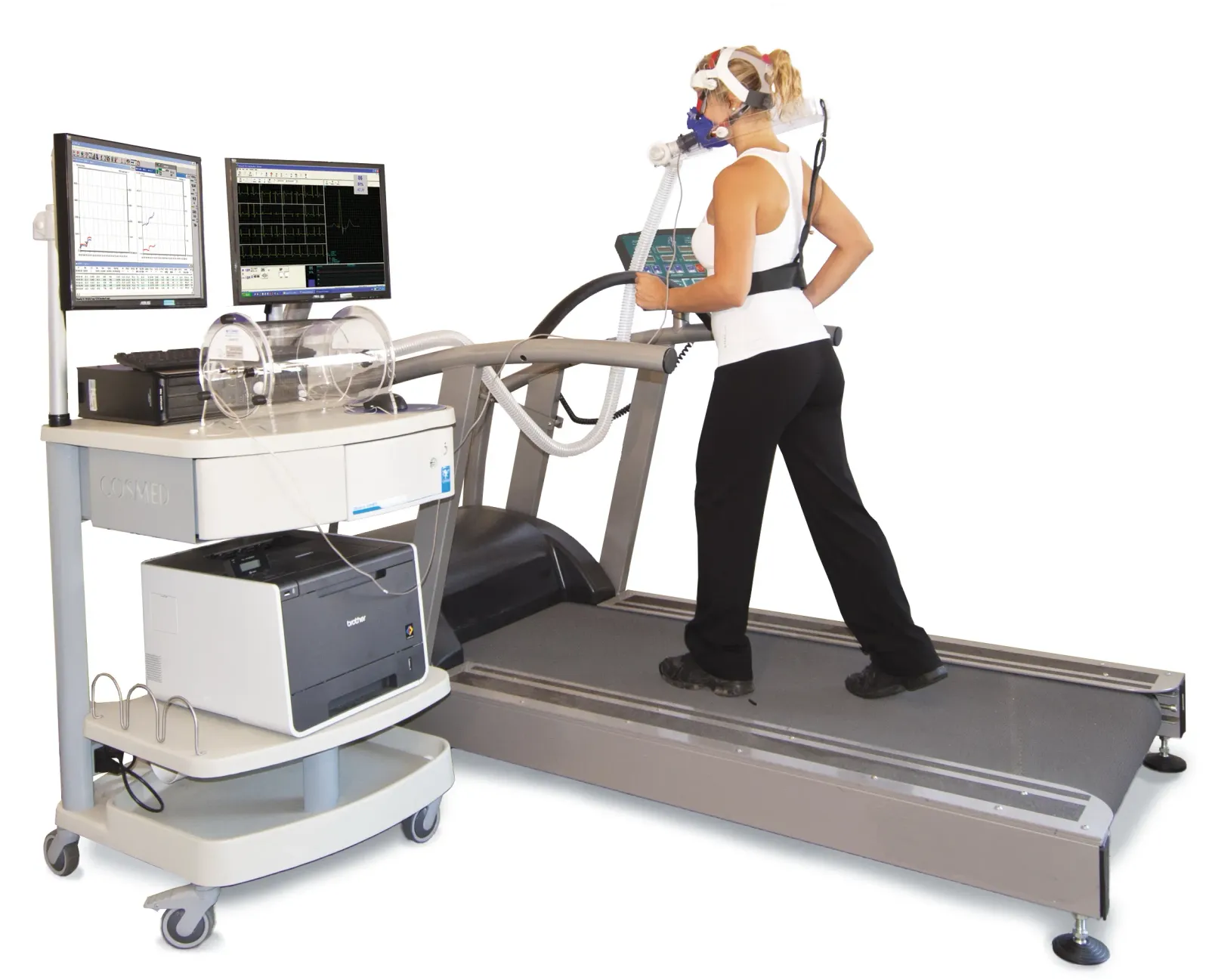 VO₂ max testing: face mask measures gas exchange, treadmill ramps the intensity, and the machine plots when your oxygen uptake plateaus. The number you hit is the structural ceiling of how much aerobic work you can sustain. It is also one of the best single predictors of all-cause mortality known to medicine. (Image: Lifeofbreath, CC-BY-SA, via Wikimedia Commons)